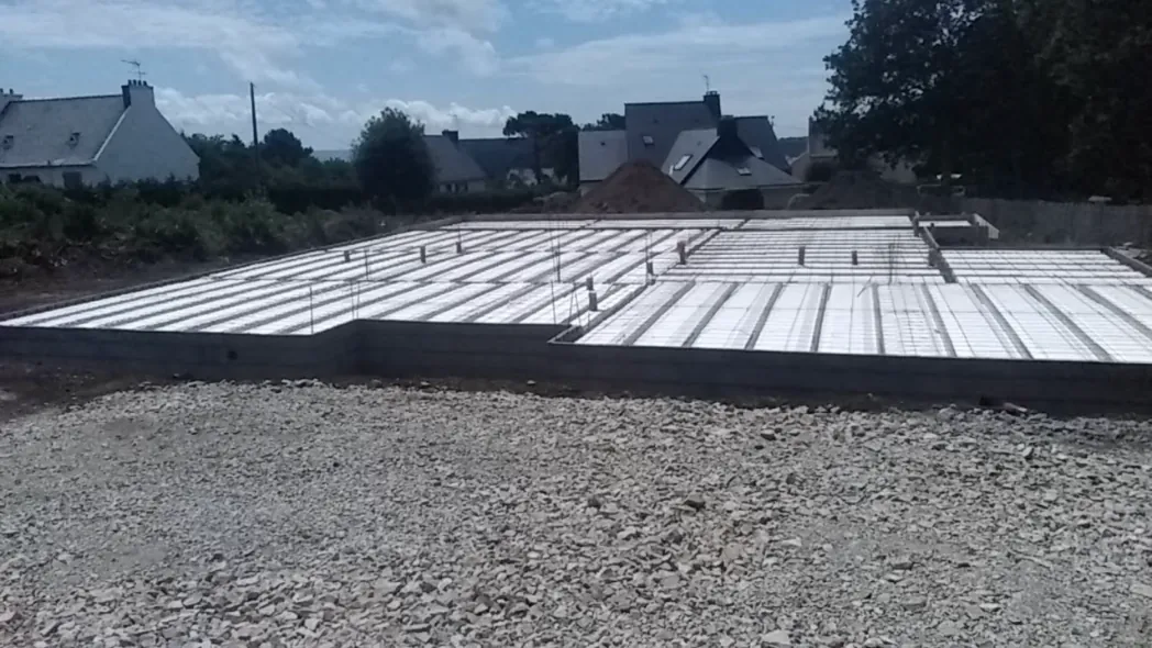 Plancher en poutrelles et hourdis isolants posé sur un soubassement