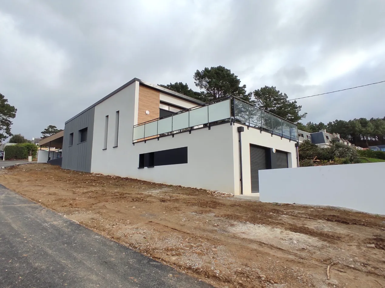 Maison contemporaine blanche avec terrasse vitrée à Crozon, terrain en cours d'aménagement