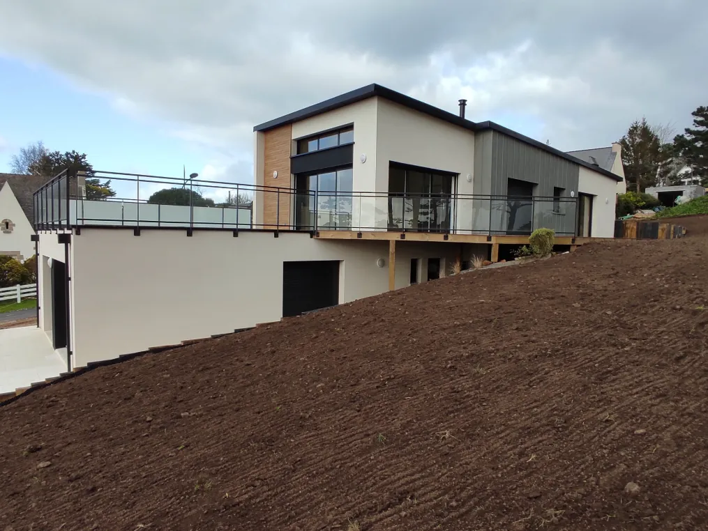 Maison contemporaine sur terrain en pente avec terrasse sur garage à Crozon