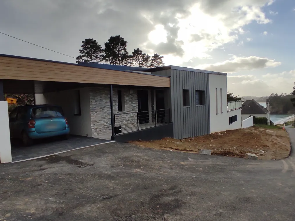 Maison avec carport bois et parement pierre, vue sur la mer à Crozon