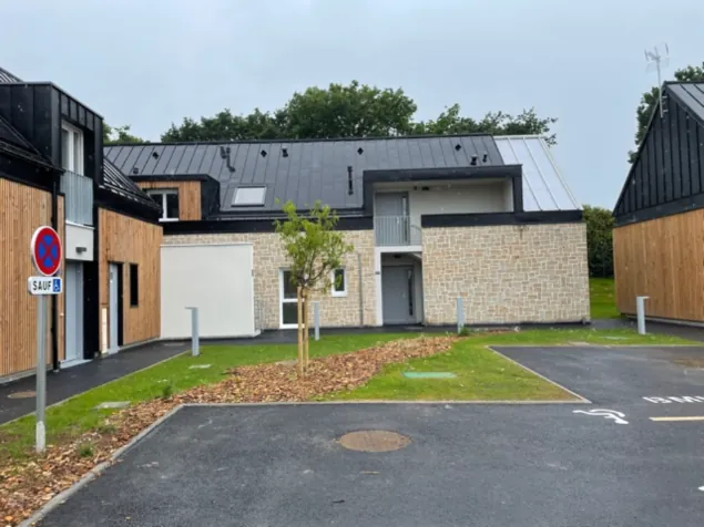 Logements collectifs en pierre et bardage bois à Gouesnou