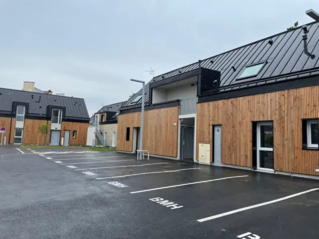 Logements collectifs à bardage bois et toiture zinc à Gouesnou