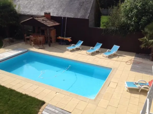 Piscine rectangulaire entourée d'une plage en dallage