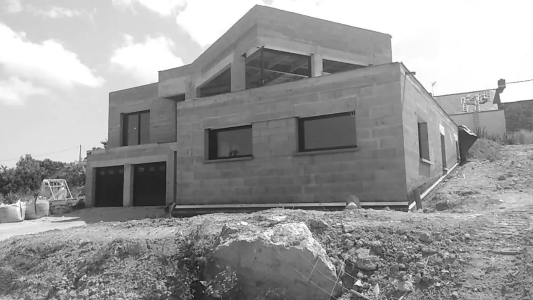 Maison en parpaings en cours de construction à Plougastel-Daoulas
