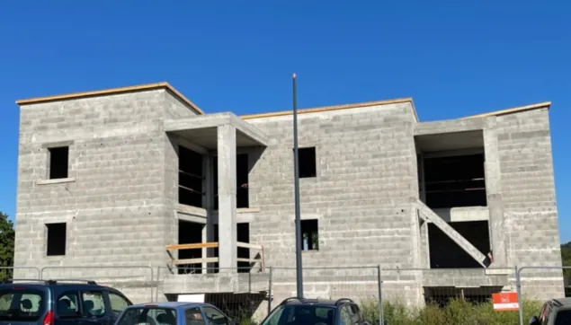 Immeuble en parpaings en cours de construction, résidence Le Byron au Relecq-Kerhuon