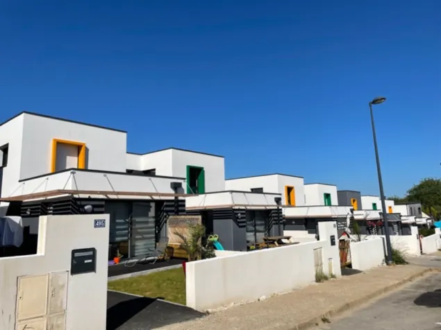 Maisons de ville blanches aux encadrements colorés, résidence La Valbelle au Relecq-Kerhuon