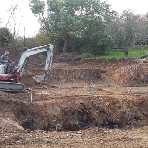 Mini-pelle en terrassement sur un chantier